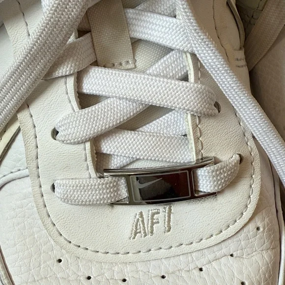 Nike Women’s White Sneakers Air Force 1 Platform size 9 - Picture 4 of 7